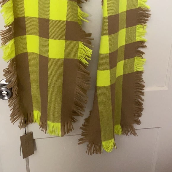 HP🎊 NWT Burberry tan and neon green wool scarf - Picture 5 of 10